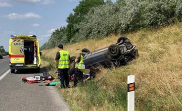 Na D2 sa prevrátilo auto, zranených odviezol vrtuľník. Diaľnica je neprejazdná, obídete to cez Stupavu