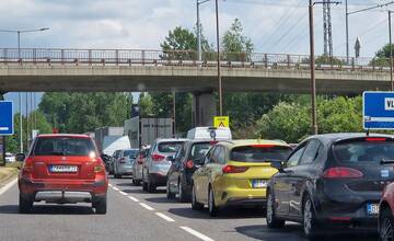 Dodávka s defektom na diaľnici D1 a nefunkčné semafory na Nivách. Ranná doprava v Bratislave