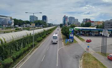 Kamión s defektom na diaľnici D2 pri Lozorne. Ranná doprava na bratislavských cestách