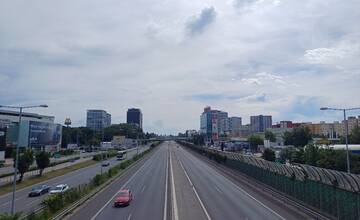 Zrazené autá na Bajkalskej blokujú jeden jazdný pruh. Ranná doprava v Bratislave