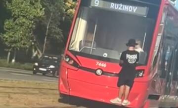 VIDEO: Šialený hazard, jazda na nárazníku bratislavskej električky. Mladík riskoval život 