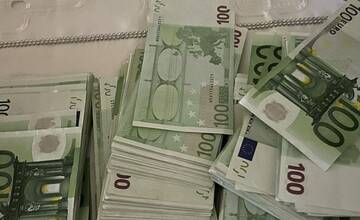 Seniorku obrali o 100-tisíc eur. Polícia obvinila 19-ročného muža zo spolupáchateľstva pri podvode