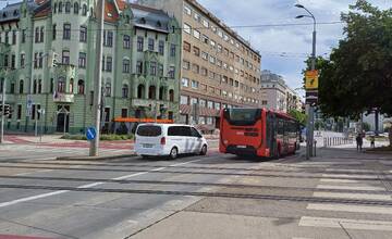 Nehoda na Trnavskej ceste. Pondelkové ráno na bratislavských cestách komplikujú aj kolóny
