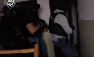 VIDEO: Drogy balil do konzerv od paradajok. Polícia našla u 32-ročného muža od Malaciek pol kila kokaínu