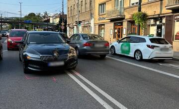 Na Hlbokej zrazil taxík 16-ročné dievča. Bolo prevezené do nemocnice