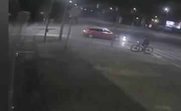 Polícia pátra po svedkoch nehody na Bosákovej ulici. Električke vošlo do cesty auto, zranila sa jedna z cestujúcich