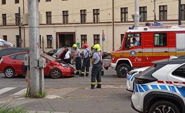 Na Kollárovom námestí sa zrazila električka s osobným autom. Doprava je zastavená, električky stoja na Obchodnej
