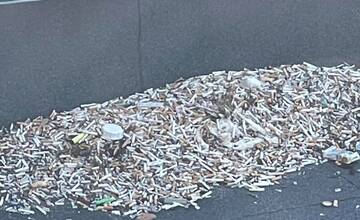 Pod oknami ružinovskej urológie je obrovské špakovisko. Pacienti hádžu cigarety priamo z okien dolu na strechu