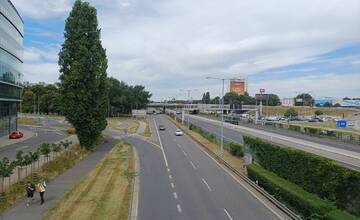 50-minútová kolóna z Bernolákova a zrážka troch osobných áut na diaľnici D1. Upršané ráno na bratislavských cestách