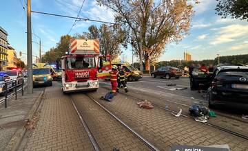 MIMORIADNE: V Bratislave došlo k zrážke električky s autom, zranených je minimálne 5 ľudí