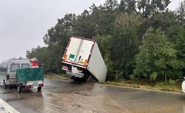 FOTO: Na diaľnici v smere do Česka skončil kamión mimo cesty. Čelne narazil do stromu