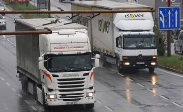 Tri zrazené autá na Slovnaftskej. Dopravu v Bratislave tiež spomaľujú kolóny