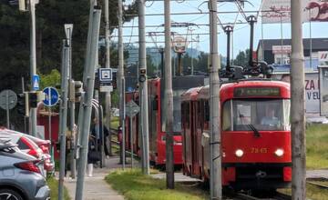 Je ti ľúto, že máš prémie? Ľudia sa sťažujú na vodiča električky číslo 1, ktorý má privierať cestujúcich do dverí