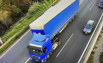 Na diaľnici D2 sa zdržíte hodinu. Pruhy blokuje kamión aj cestári
