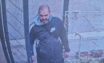 FOTO: Na Alešovej ulici vykradli rodinný dom zlodeji. Polícia pátra po ich totožnosti