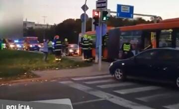 VIDEO: Na nesprávne odbočovanie doplatili nevinní. Na Lamačskej ceste došlo k zrážke auta s autobusom