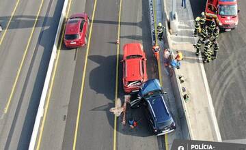 VIDEO: Veľká nehoda na diaľnici D1 smerom na Senec. Zrazili sa tri autá, na mieste sú záchranári a polícia