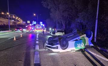 Hrôzostrašná nehoda na Einsteinovej. Jedno auto skončilo bez kolies, druhé prevrátené na streche