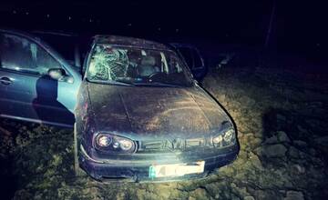 FOTO: Mladíci utekali pred seneckou políciou, ich auto skončilo prevrátené na streche