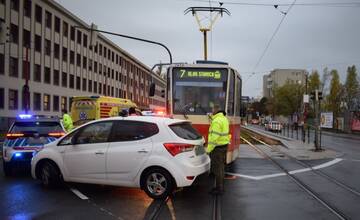 FOTO: Žena neprežila zrážku s električkou. Polícia hľadá svedkov smrteľnej nehody v Bratislave