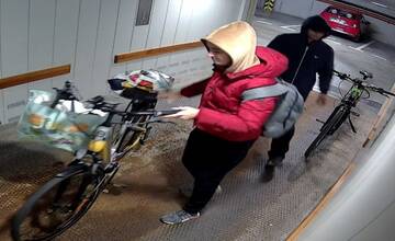 Dvojica si z garáže na Panónskej odniesla elektro-bicykle za takmer 3 000 eur, polícia ich hľadá na kus reči