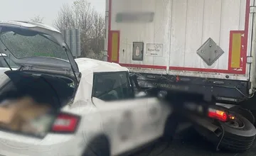 Obmedzená premávka na diaľnici D2. Auto sa zrazilo s kamiónom, jeden pruh je neprejazdný