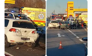 Pred Malackami smerom zo Stupavy sa zrazili viaceré autá. Úsek je neprejazdný