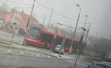 Na Račianskej v Bratislave nabúralo osobné auto do električky. Spoje môžu meškať