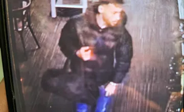 Namiesto cvičenia vylomil v posilovni 27 skriniek. Polícia pátra po zlodejovi z Mliekarenskej, nepoznáte ho?