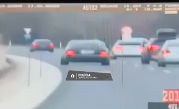 VIDEO: Ukrajinský vodič na Mercedese si D1 pomýlil s pretekárskou dráhou, rýchlosť prekročil takmer o 100 km/h