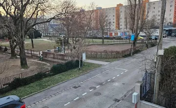 Prečo na začiatku Brezovej chýbajú parkovacie miesta? Podľa obyvateľov Nového Mesta riešenia nedávajú zmysel