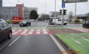 Polícia hľadá svedkov dopravnej nehody na križovatke Bajkalská - Trenčianska, zrazili sa tu dve autá