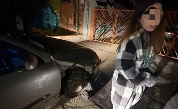 FOTO: Vodička jazdila po Bratislave opitá, narazila do stĺpu verejného osvetlenia. Zastavili ju až policajti