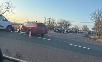 Ranná špička v Bratislave. Kolóna na D2 aj nehoda v Moste pri Bratislave komplikujú dopravu