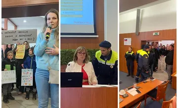 Rodičia a deti prišli na zastupiteľstvo Karlovky s transparentmi. Podľa poslankyne na nich starostka zavolala políciu