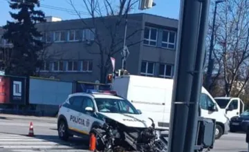 FOTO: Na križovatke Tomášikovej a Gagarinovej havarovalo policajné auto, prešlo na červenú