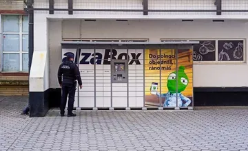 V Pezinku zadržali muža, ktorý sa vlámal do Alza boxov. Pred políciou sa chcel ukryť za nabíjačkou pre elektrobicykle
