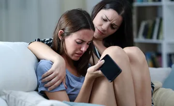Len 18-ročná Bratislavčanka psychicky týrala o rok staršie dievča. Nútila ju k sebapoškodzovaniu