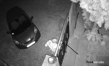 VIDEO: V Rači pokračujú lúpeže, takto najnovšie majitelia zachytili podozrivého muža. Ďalší hlásia podobné pokusy