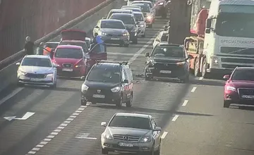 Hromadná nehoda na Prístavnom Moste. Na D1 sa zrazili tri autá