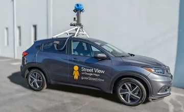 Zamávajte do objektívu, Street View autá znova vyrážajú na cesty. Kde všade na Slovensku ich stretnete?
