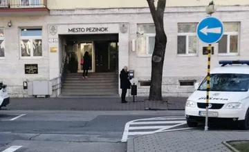 Vodiči, pozor, značenie na ceste v Pezinku potrápi aj tie najmúdrejšie hlavy. Čo je na tejto fotke zle? 