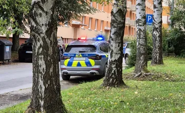 Za jeden deň sa v Bratislave stali dve tragédie. Z okna vypadli dvaja seniori, jeden v Dúbravke a druhý v Biskupiciach
