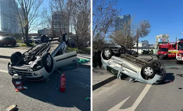 Hrozivá nehoda na Košickej v Bratislave: Auto skončilo po zrážke prevrátené na streche