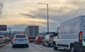 Aj v piatok ráno sa na cestách zdržíte. Kolóny sú na vjazde do Bratislavy aj v Ivanke pri Dunaji