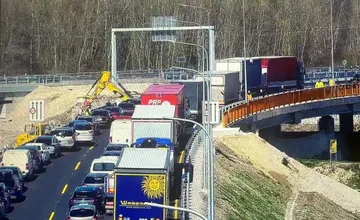 Zrážka na D1 ochromila dopravu. Diaľnica v smere na Senec je úplne neprejazdná