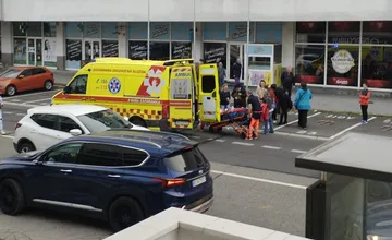 Chlapca na Kramároch zrazilo auto, keď prechádzal cez cestu mimo priechodu. Ľudia tvrdia, že chyba je aj v semaforoch