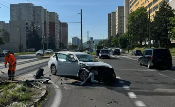 V Dúbravke sa zrazila električka s osobným autom, úsek je ťažko prejazdný a električky nepremávajú