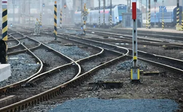 Kolobežka hodená na koľajnice mohla pri Pezinku zapríčiniť tragédiu. Rušňovodič Teodor tvrdí, že tam leží dodnes