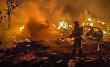 FOTO: Bratislavskí hasiči zasahovali pri nočnom požiari vo Vrakuni. Plamene zachvátili dve autá a opustenú budovu